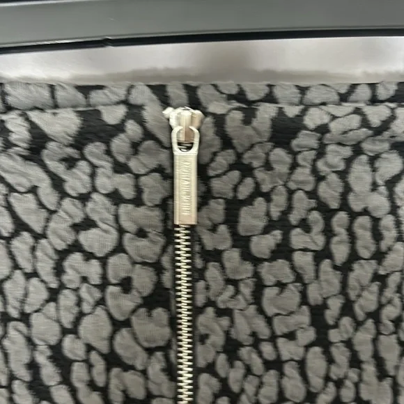 Micheal Kors Skirt Flare Bottom. Size Small - Picture 5 of 11